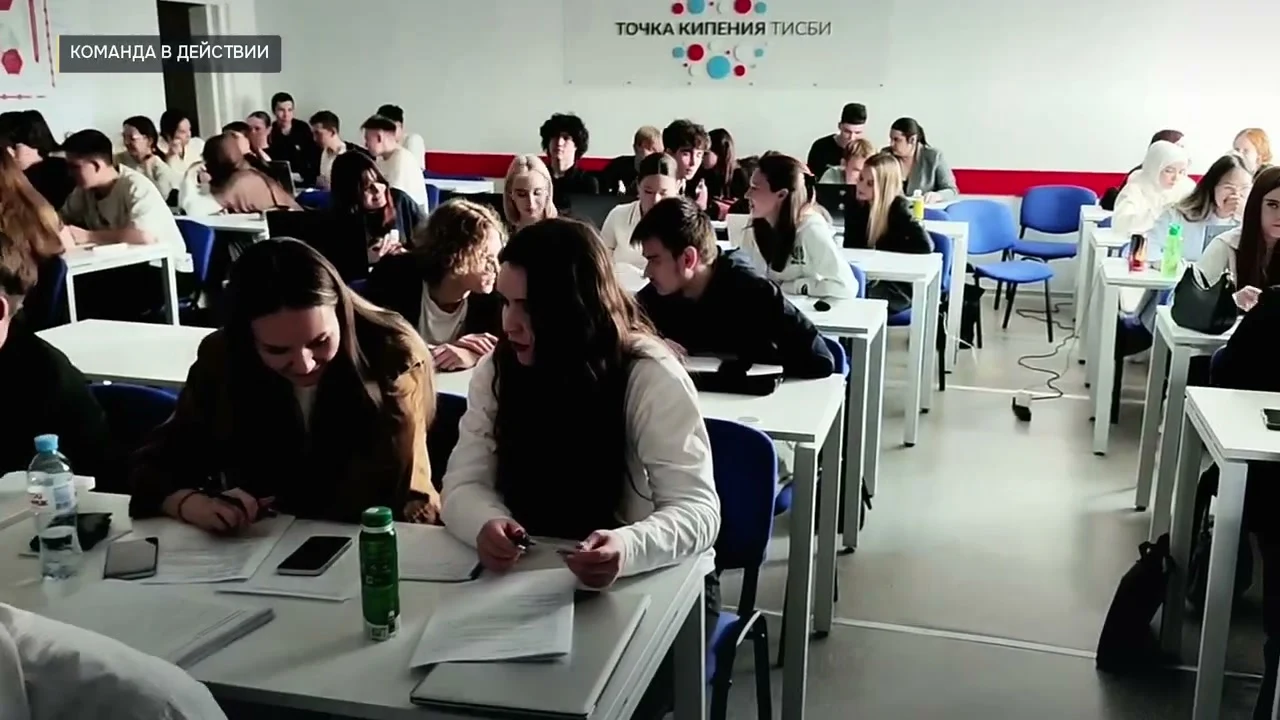Участники хакатона в ТИСБИ работают над проектами